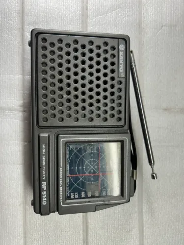 Rádio portátil Sanyo RP 5140 funcionando. Com eliminador de pilhas.