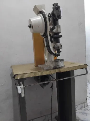 Maquina de ilhois 51 automática elétrica