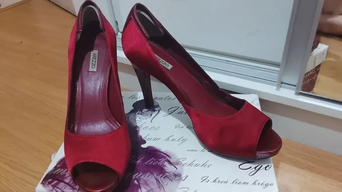 Salto Arezzo Peep toe número 38