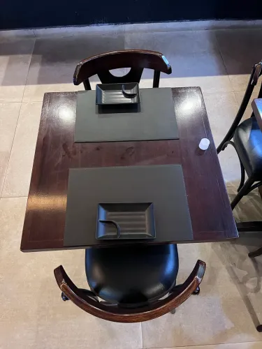 Mesa para restaurante / cafeteria / loja | 4 lugares + 2 cadeiras acolchoadas 