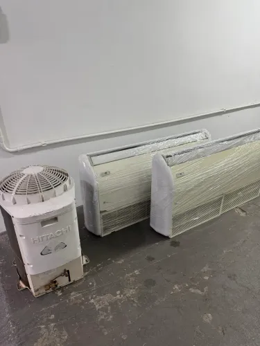 2 equipamentos de ar condicionado piso teto Hitachi 24000 btus