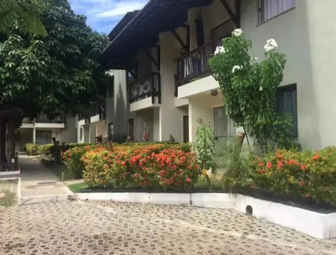 Casa com sobrado de 3/4, duas suítes, sanitário social, garagem, situado em Itacimirim, Ca