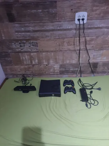 XBOX 360 DESBLOQUEADO COM KINECT + 2 CONTROLES + 56 JOGOS