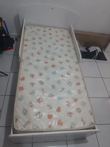Cama e colchão infantil