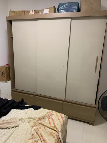 VENDE-SE GUARDA ROUPA 3 PORTAS DE CORRER.