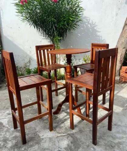 Mesa com 4 cadeiras