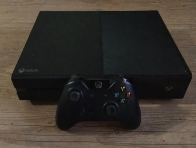 Xbox One com 1 controle e 5 jogos