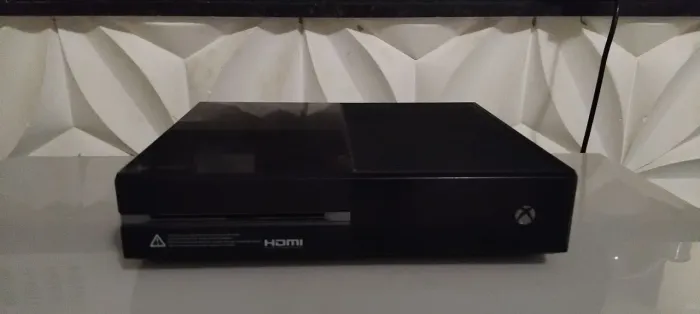Xbox one fat, seminovo com um jogo e dois controles