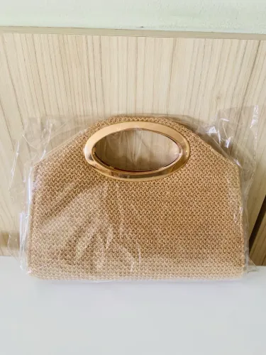 Bolsa de festa em palha dourada trapézio com topo arredondado 