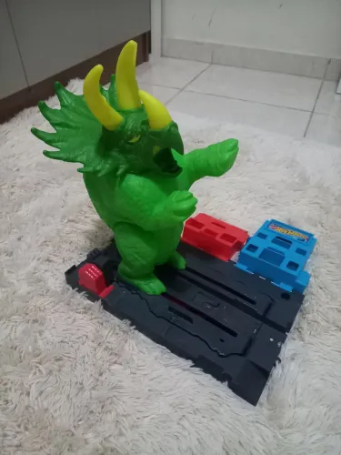 Pista Hot Wheels Ataque de Triceratops.