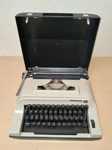 máquina de escrever na imagem é uma Remington 15 - Vintage