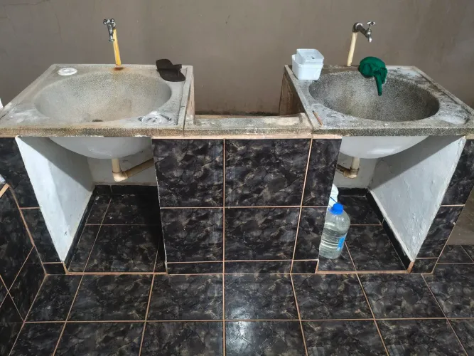 Vende-se 2 tanques para lavanderia 1 Pedra de mármore de 2 metros e 1 cuba de pia