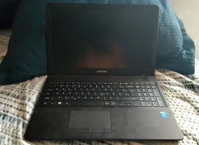 (480gb) notebook Samsung tela não funciona nem teclado para retirada de peças ou concerto