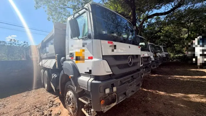 MB AXOR 4144 ANO 2022 CAÇAMBA BASCULANTE (REPASSE)