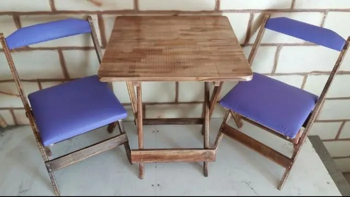 Jogo de mesa acompanhada de cadeiras