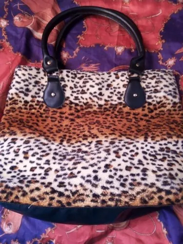 Linda bolsa em ótimo estado material de qualidade Med lar 40 cm alt 50 e prof 30 cm 