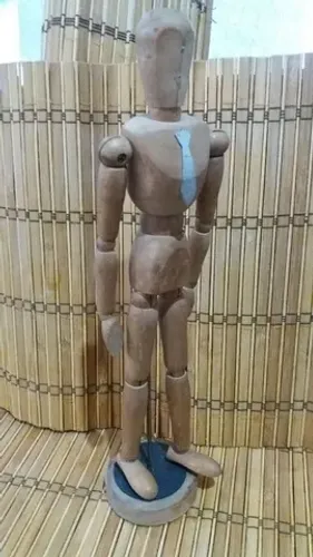 Boneco articulado de madeira 
