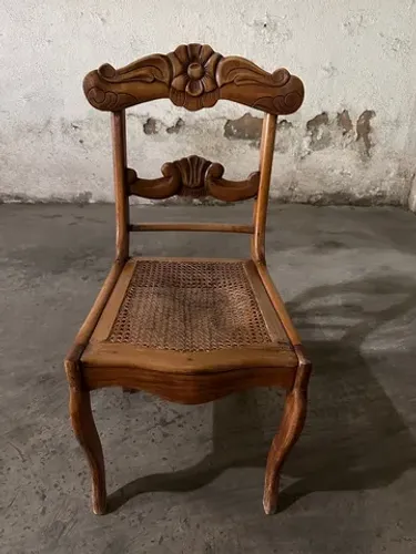 Cadeiras antigas, com palhinha
