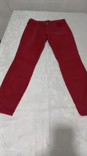 Calça feminina skinny Yessica. Tam 40 vinho