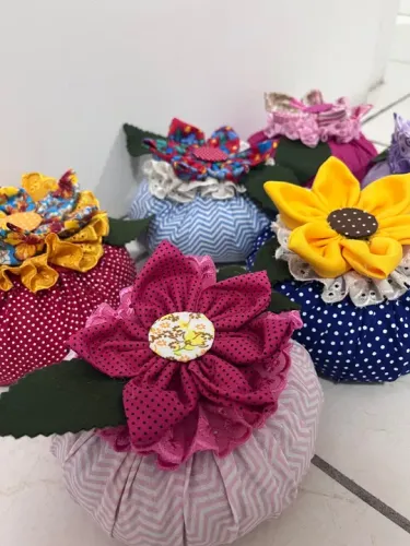 Enfeites de porta em tecido - Flores vibrantes
