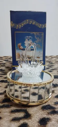 CAIXINHA MUSICAL - CASAL DE CISNES EM CRISTAL - TODA ESPELHADA. 
