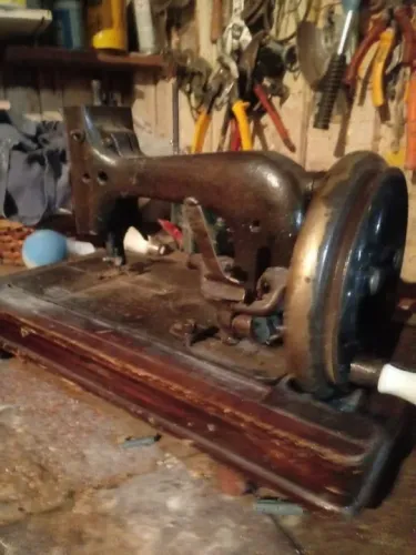 Antiguidades , ferro e máquina de costura.