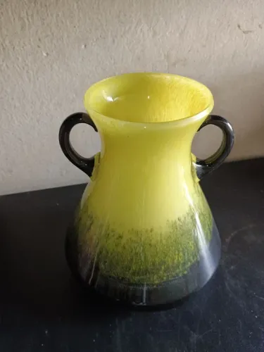 Jarro de vidro amarelo com detalhes em preto