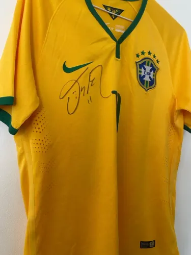 Camisa do Brasil Copa 2014 autografada Oscar 