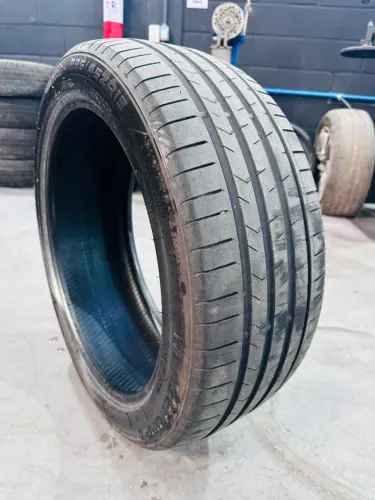 Pneu 235 45R19 Compasal