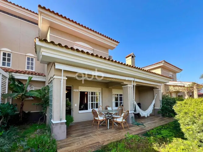 Sobrado à venda, 4 quartos, 2 suítes, 2 vagas, Condomínio Villas Resort - Xangri-Lá/RS