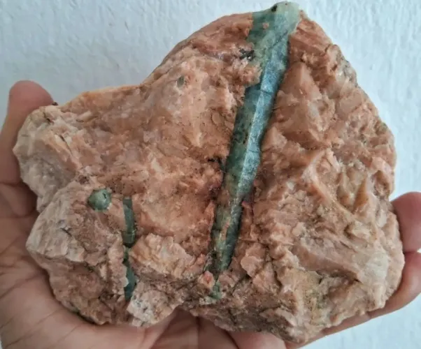 Água marinha na matriz de feldspato  com 603g e 12,5cm