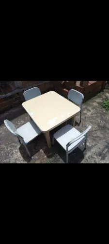 Conjunto de mesa infantil com 4 cadeiras