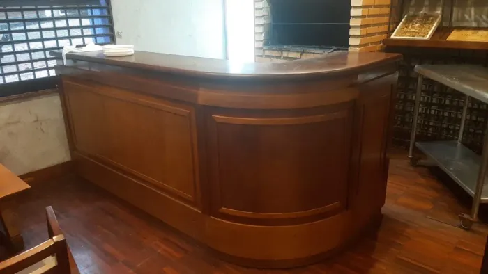 Balcão de madeira maciça