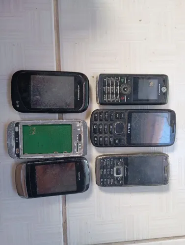 Celulares antigos pra concerto ou retirada de peças 