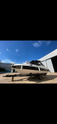 Lancha Millenium 240