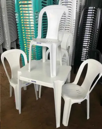 Conjunto de Mesa e Cadeiras Plásticas Novas .