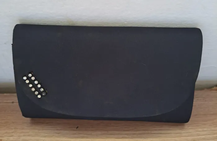 Clutch preta com detalhes em strass
