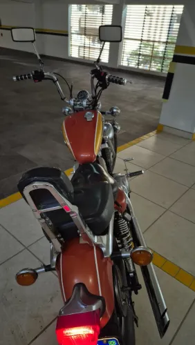 Yamaha Virago 535 com acessórios.