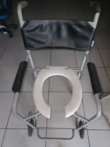 Cadeira com assento sanitário com rodas