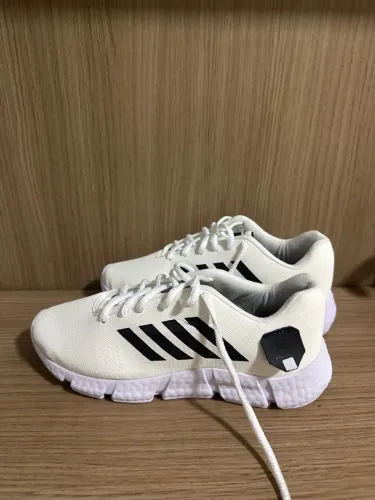 Tênis Branco Esportivo com Detalhes Pretos