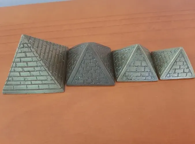 Pirâmides em bronze