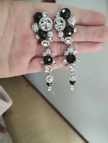 Brincos longos com pedras pretas e strass