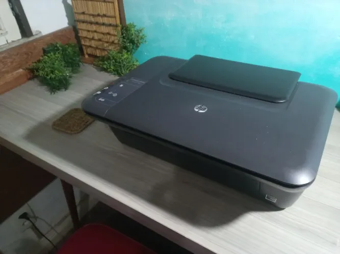 Impressora HP Deskjet com o manual
