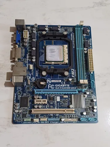 Placa-Mãe Gigabyte GA-F2A55M-DS2 com processador fm2