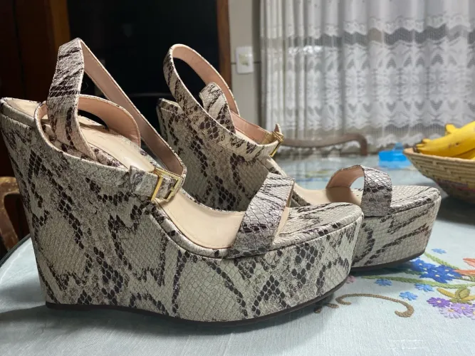 Sandália Plataforma Estampada de Cobra Schütz