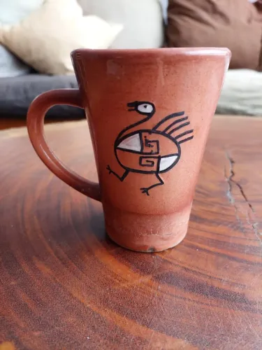 Caneca de cerâmica artesanal da Patagónia, Argentina.