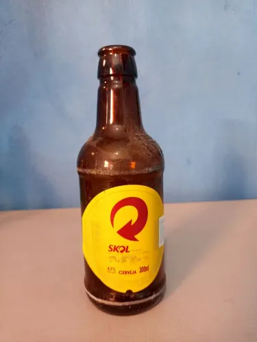 Garrafa da AMBEV de 300 ml Skol vendendo