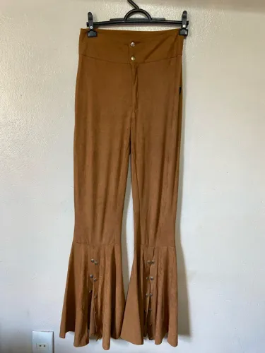 Calça Flare Marrom com Detalhes suede