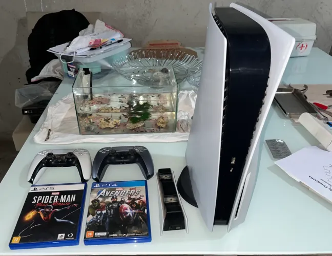 Ps5 Mídia Física com 2 jogos e 2 controles 