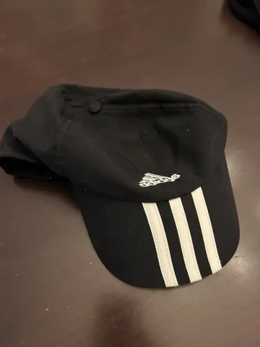 Boné Adidas preto - modelo antigo